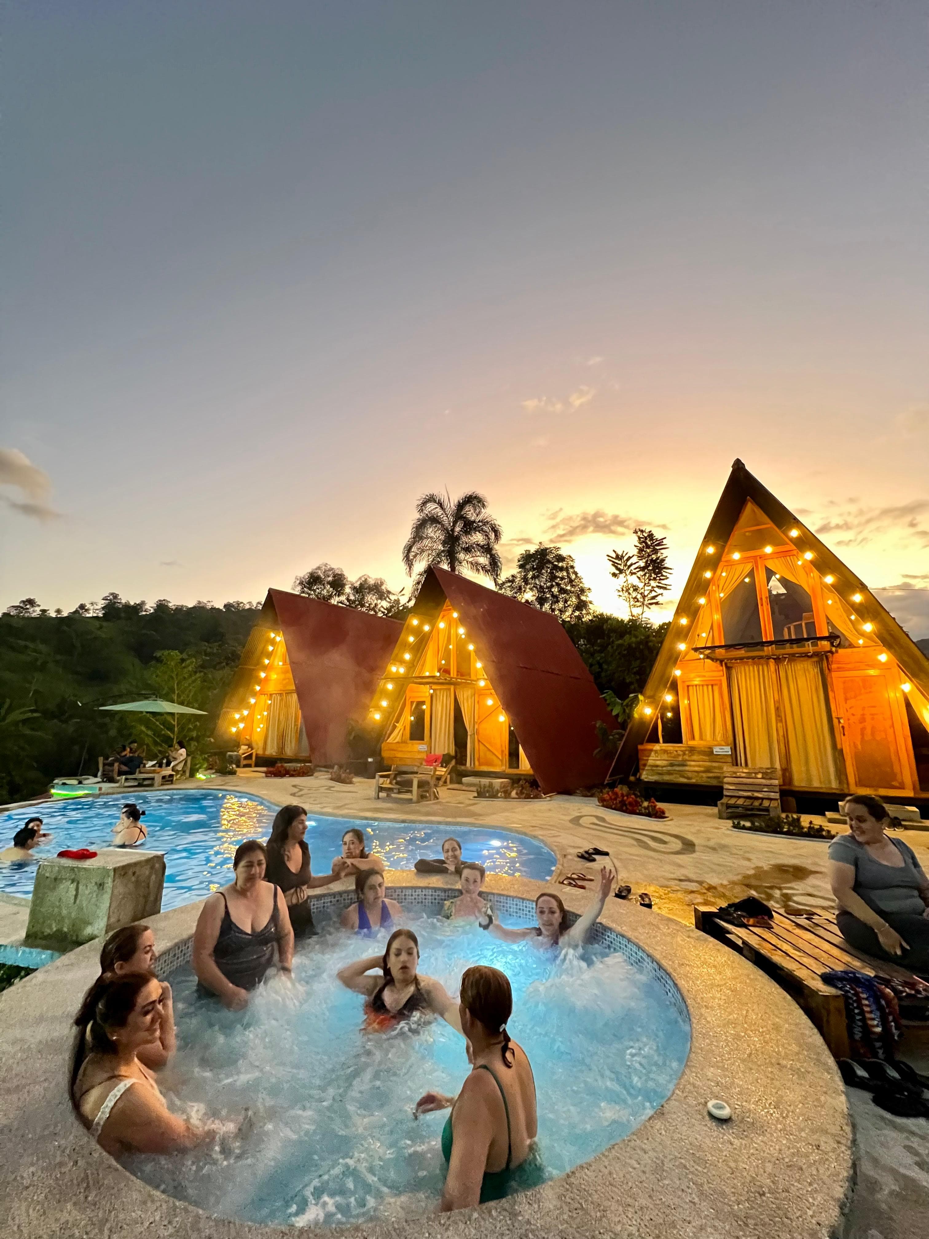 Andariegas disfrutando jacuzzi al atardecer en glamping