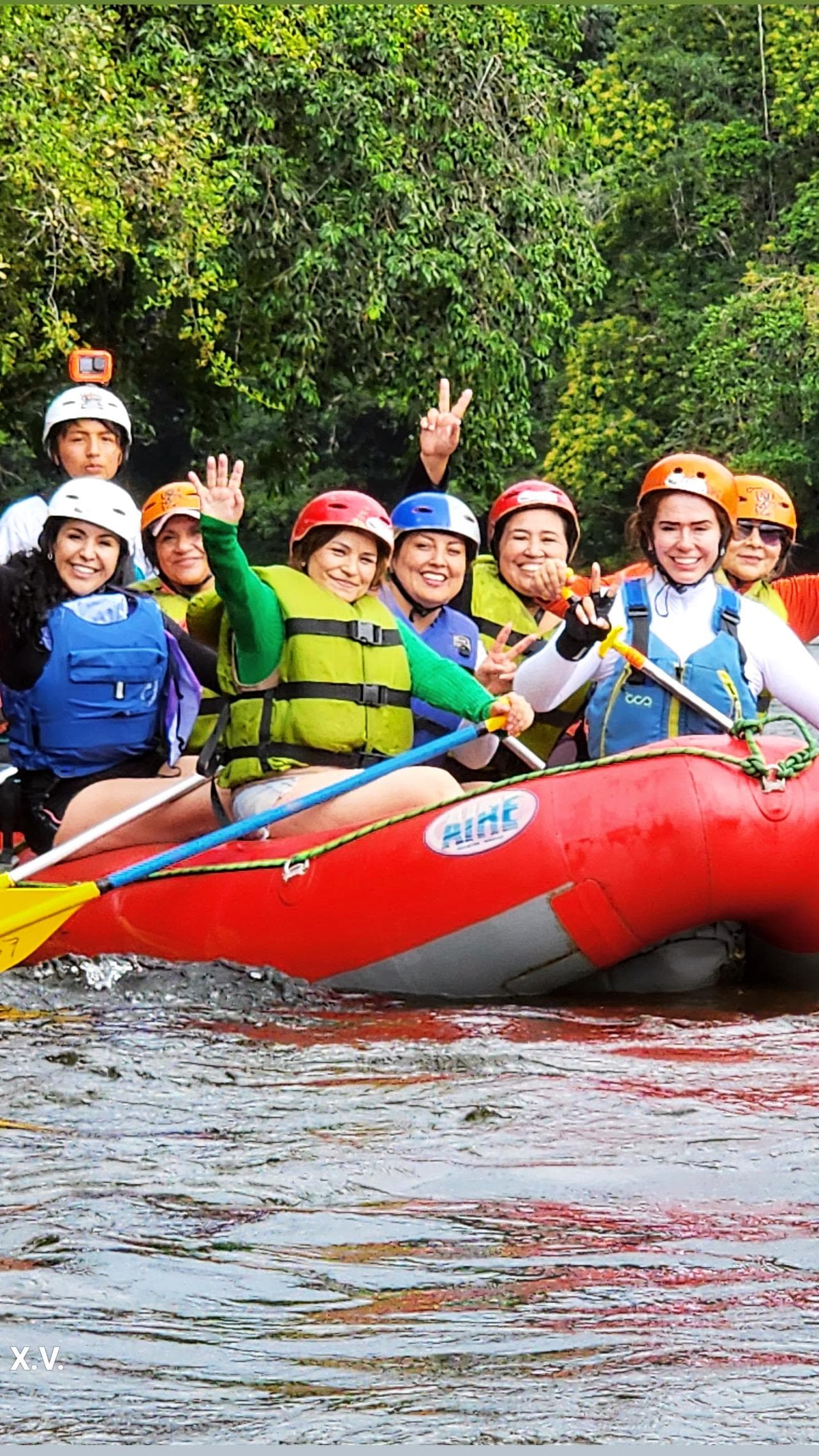 Andariegas haciendo rafting en rio, riendo y disfrutando