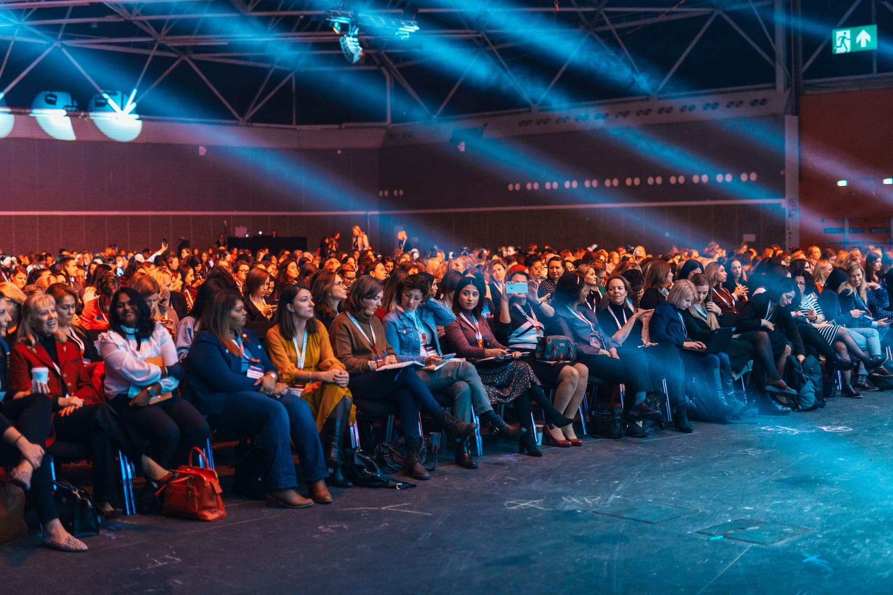 Cientos de mujeres sentadas en un auditorio durante un encuentro
