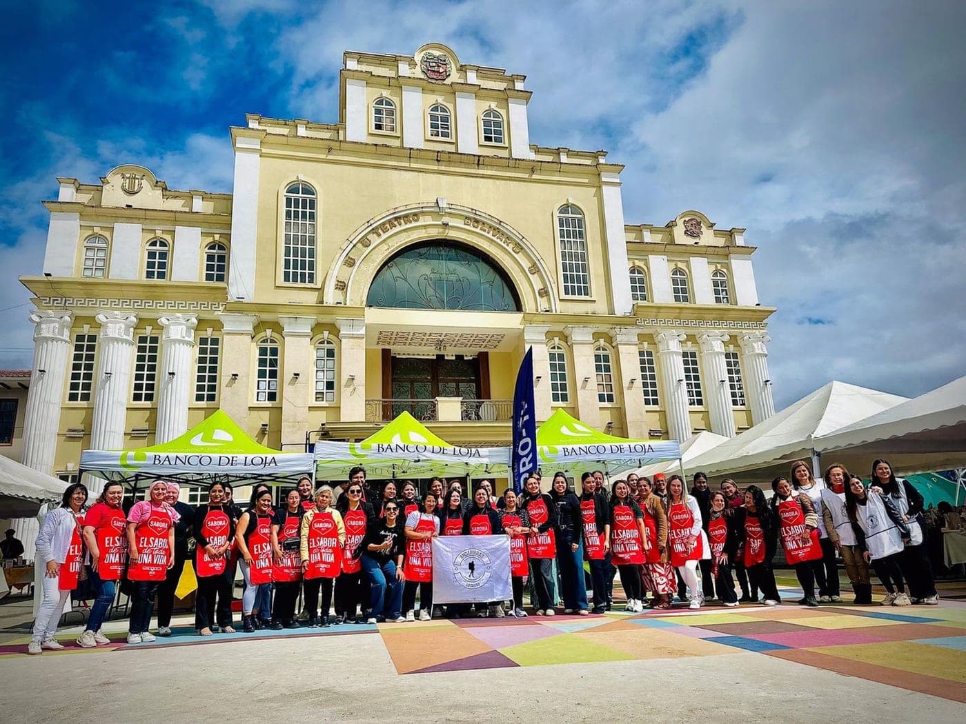 Las Andariegas posan frente al Teatro Bolívar de Loja durante una edición del bazar